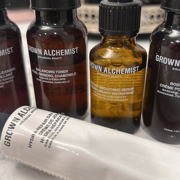 Grown Alchemist set- cleanser, toner, smoothing serum, day cream and body lotion - Picture 3 of 5